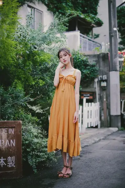 Mang chút nét phóng khoáng của phong cách bohemian, mẫu đầm hai dây trang trí nơ bướm, bèo nhún sẽ khiến các nàng thêm xinh xắn