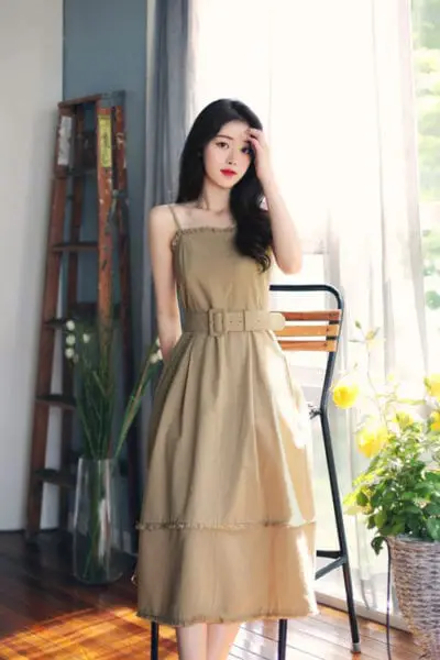 Đầm khoe vai trần dành cho các bạn yêu tông màu trung tính. Ngoài phần cúp ngực bắt mắt, váy mùa hè còn được trang trí đai lưng vải tiệp màu