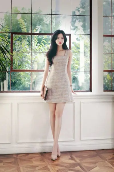 Trang phục hai dây to bản thiết kế trên chất liệu vải tweed mỏng dành cho phái đẹp thích các mẫu váy ôm để tôn hình thể và chân thon