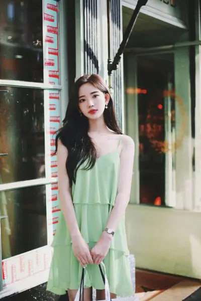 Váy xếp tầng dáng suông, màu xanh pastel dịu mắt sẽ khiến set đồ mùa hè của phái đẹp có được nét thanh nhã