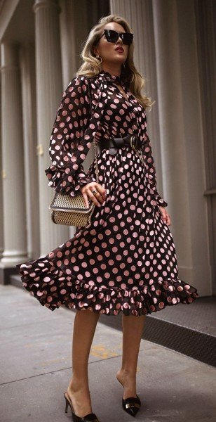 Họa tiết chấm bi có thể rất sang nếu nàng chọn chất liệu và kiểu dáng trang phục phù hợp