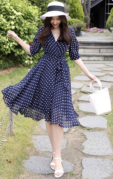 Cô nàng nào cũng mê mẩn những mẫu đầm chấm bi dễ thương