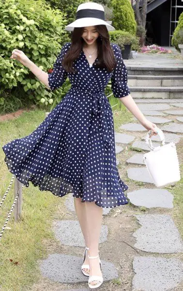 Cô nàng nào cũng mê mẩn những mẫu đầm chấm bi dễ thương