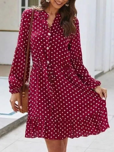 Một mẫu đầm chấm bi khác với thiết kế phù hợp với nhiều độ tuổi, đặc biệt được các nàng theo style nữ tính, thướt tha ưa chuộng