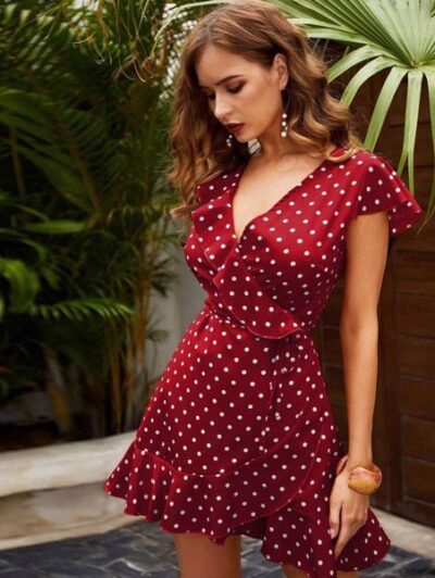 Đầm kiểu dáng đắp chéo (wrap) vẫn đang dẫn đầu danh sách trendy của mùa này