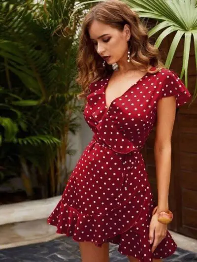Đầm kiểu dáng đắp chéo (wrap) vẫn đang dẫn đầu danh sách trendy của mùa này