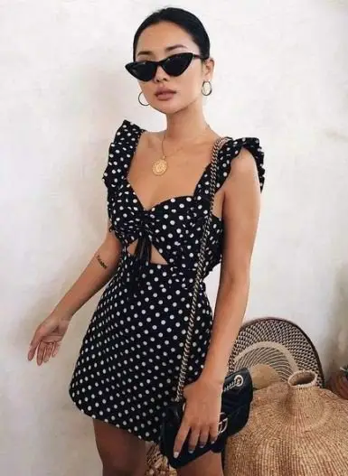 Tương tự mẫu đầm trên nhưng tay áo được biến tấu thành 2 dây to bản xòe nhẹ khiến tổng thể xinh xắn và điệu đà hơn