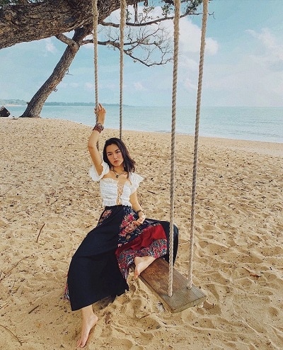 Áo croptop + Chân váy dài đi biển