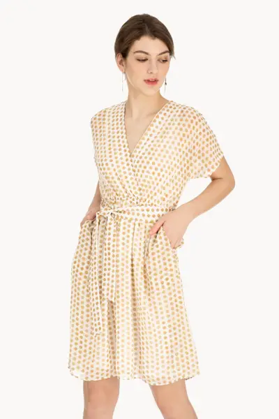 Cũng là thiết kế đầm đắp chéo xinh xắn, trendy nhưng tạo cảm giác kín đáo, phù hợp cho các nàng công sở hơn