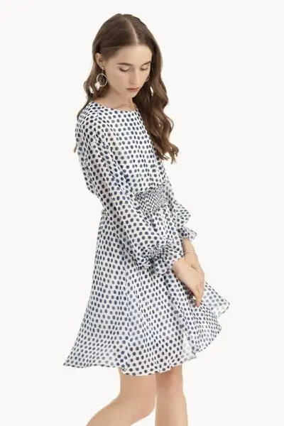 Mẫu đầm chấm bi dễ thương, giản dị với phần tay phồng và nhún eo khiến người mặc thêm phần nữ tính