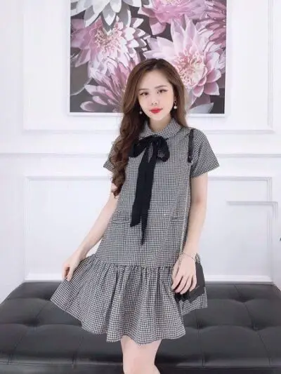 Nếu thích phong cách loli đáng yêu, chiếc đầm caro suông này là để cho bạn