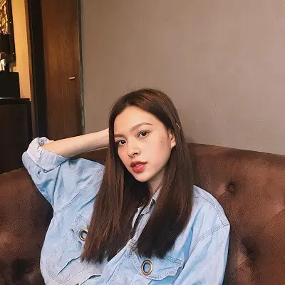 Tóc ép thẳng ngang vai