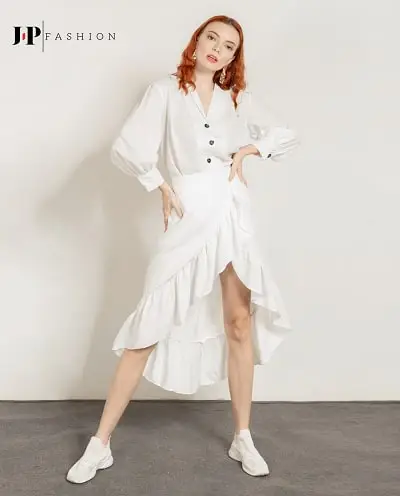 Trẻ trung với set đồ áo sơ mi và chân váy cùng tone trắng