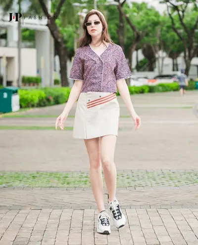 Sơ mi hoạ tiết phối cùng chân váy mang phong cách năng động
