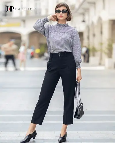 Phong cách quý cô công sở cùng set áo sơ mi sọc và quần kaki