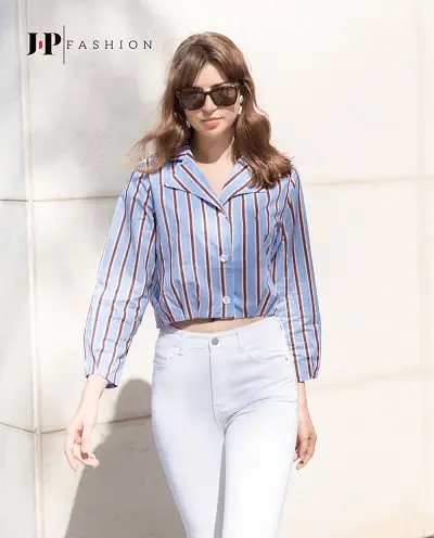 Sự “sang chảnh” toát lên từ set đồ sơ mi sọc cùng chiếc quần jean trắng