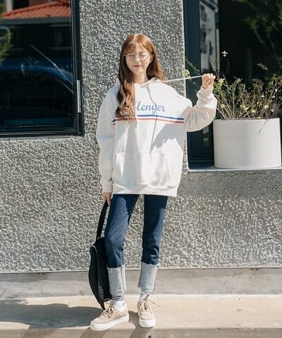 Áo hoodie + Quần jean + Giày bata nữ