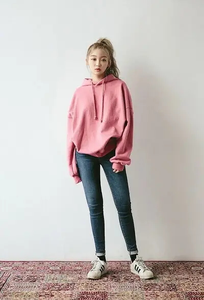 Áo hoodie + Quần jean + Giày bata nữ