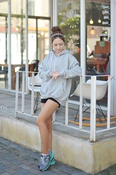 Áo hoodie + Quần short + Giày thể thao nữ