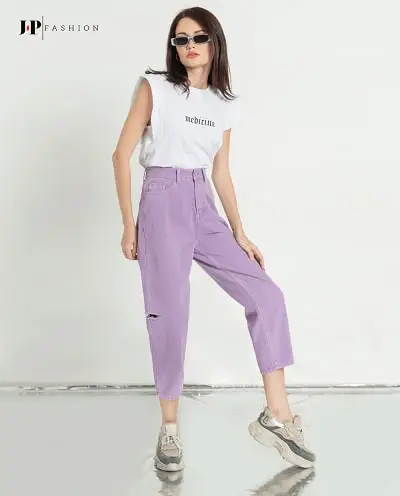 Chiếc quần jean baggy màu tím mang đến một phong cách thật năng động