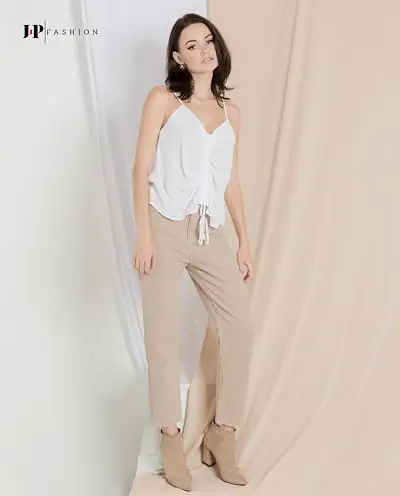 Trông nàng thật nữ tính khi phối cùng quần jean ống đứng và áo dây cường điệu