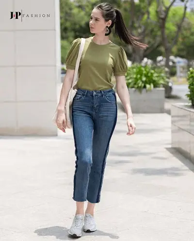 Quần jean ống đứng mix chiếc áo thun ôm làm nên phong cách ấn tượng cho nàng