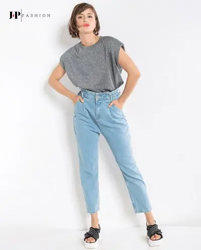 Năng động khi kết hợp cùng chiếc quần jean nữ lưng thun