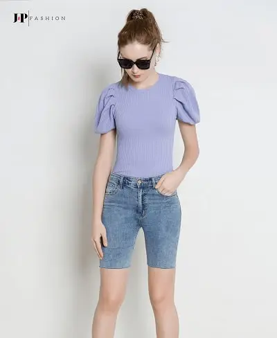 Quần jean ngố nữ được mix cùng áo ôm - phong cách của sự năng động