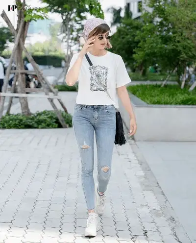 Phong cách trẻ trung khỏe khoắn cùng quần jean nữ rách và áo phông đơn giản