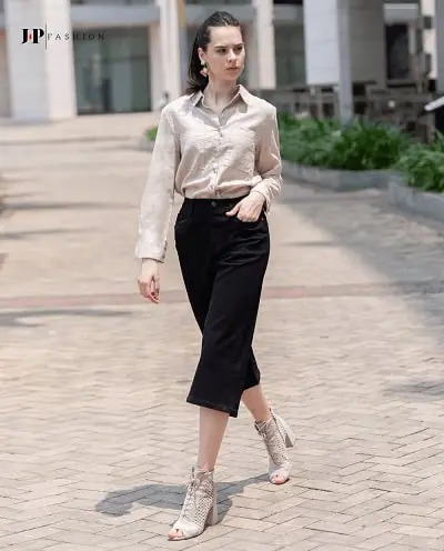 Sơ mi được sơ vin cùng chiếc quần jean ống rộng tạo sự sang trọng cho nàng công sở