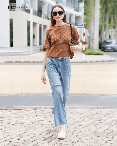 Trang phục “hack dáng” cùng chiếc quần jean ống loe với áo thun croptop