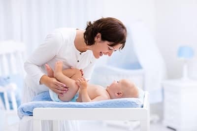 Hướng dẫn cách dùng lá tắm cho bé an toàn