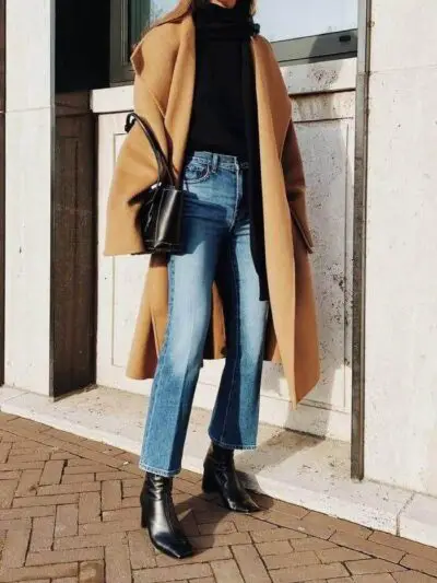 Phối Áo len cổ cao đen + Quần jeans ống loe với giày boot nữ cổ cao