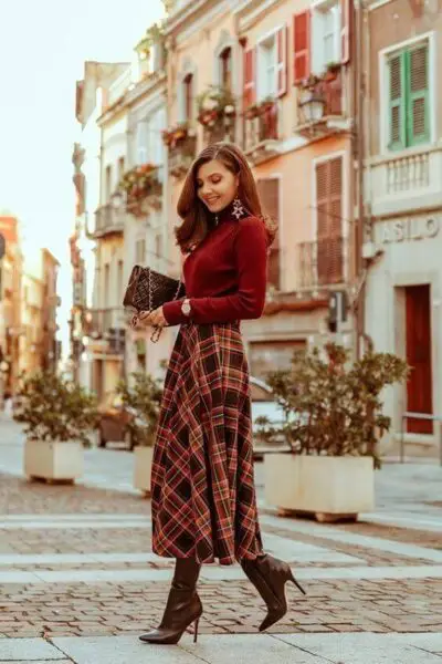Phối Áo len đỏ + Chân váy kẻ caro đỏ với giày boot nữ cổ cao