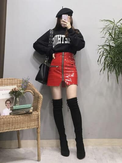 Phối Áo sweater đen có chữ + Chân váy da bóng đỏ có khóa kéo với giày boot nữ cổ cao