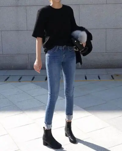 Phối Áo phông đen + Quần skinny jeans với giày boot nữ cổ cao