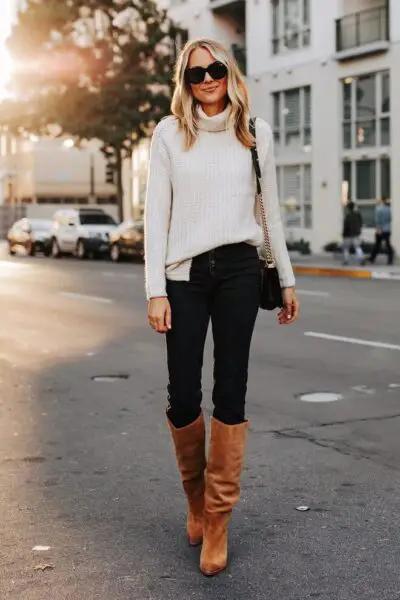 Phối Áo len trắng cao cổ + Quần skinny jeans đen với giày boot nữ cổ cao