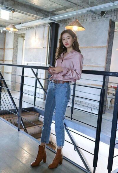 Phối Áo sơ mi hồng + Quần jeans baggy với giày boot nữ cổ cao