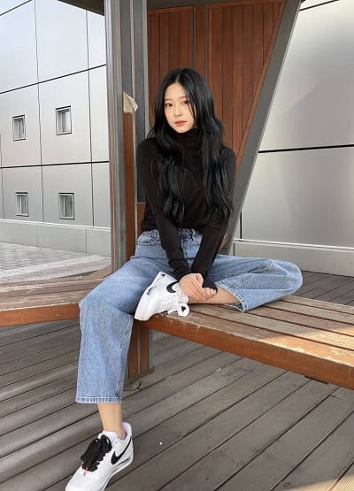 Váy ôm body ngắn và áo khoác jean