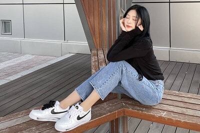 Áo thun và quần jean xắn gấu cao