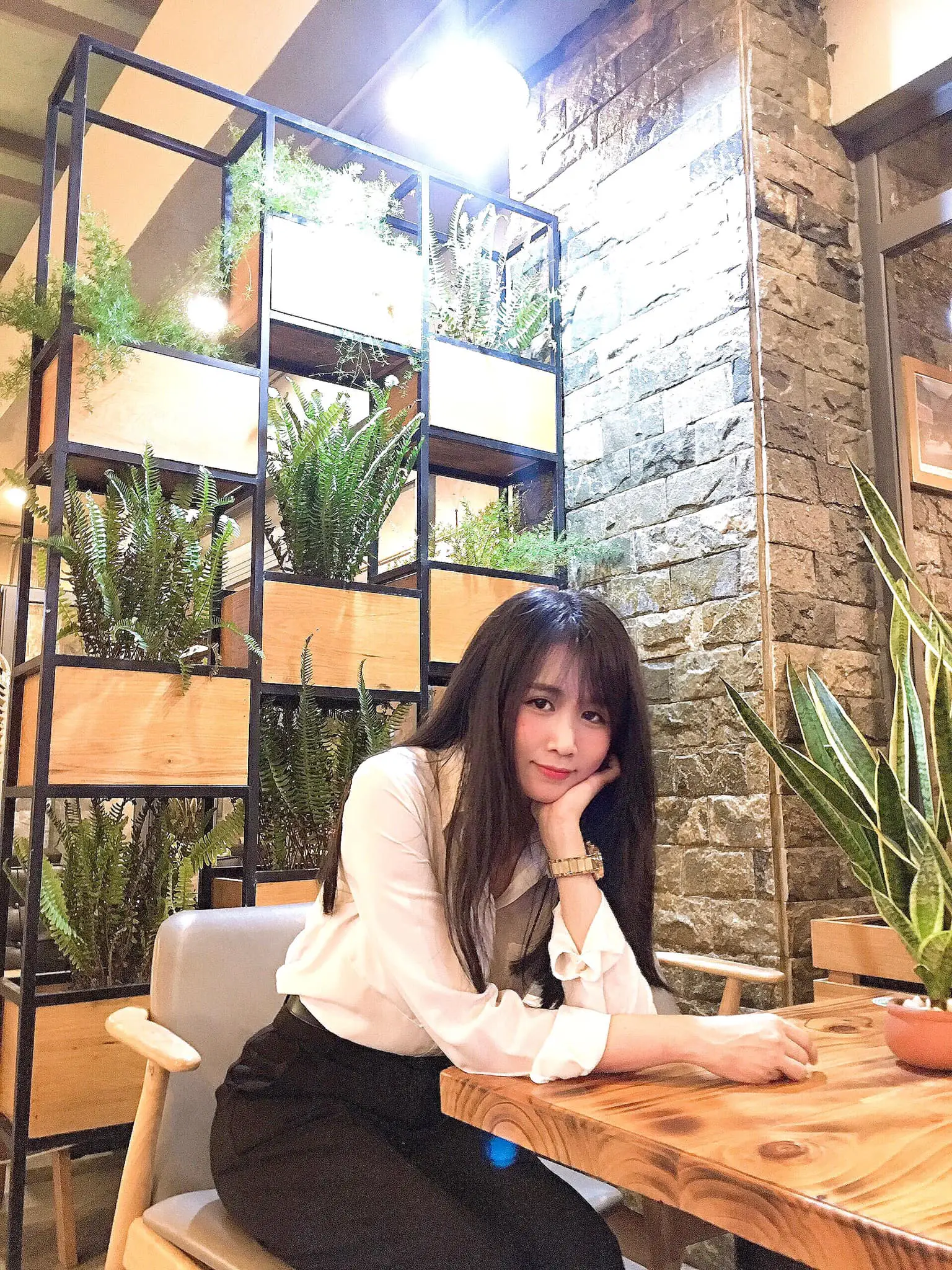 Sơ mi trắng + Quần tây thanh lịch: Xu hướng thời trang công sở 2022