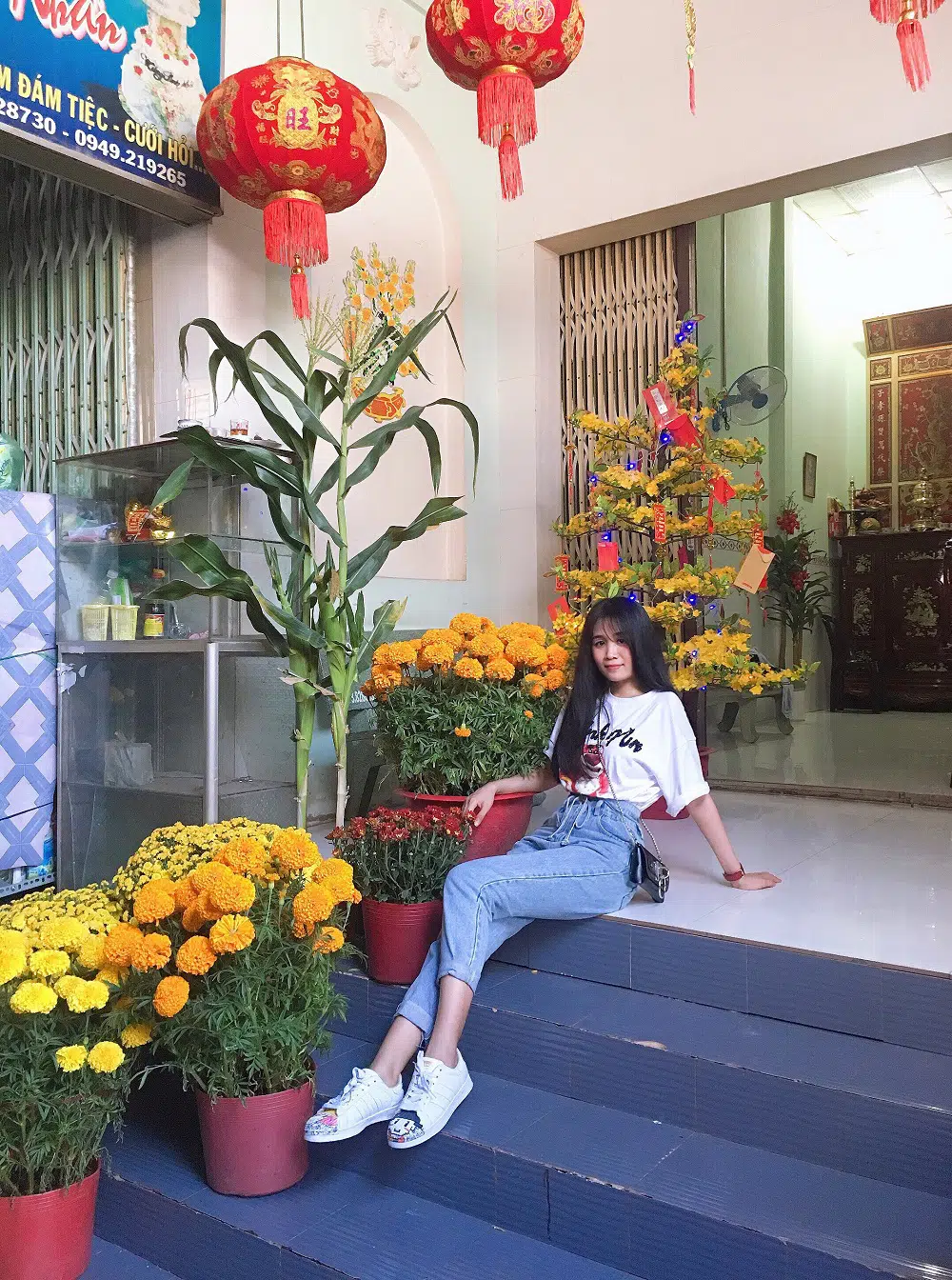 Áo thun cổ tròn phối jeans lửng + giày thể thao đi chơi tết 2022