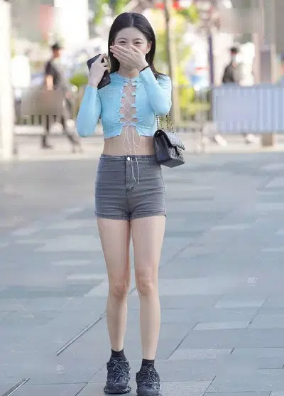 Trang phục áo đan dây của phái đẹp không ngừng được làm mới với những thiết kế "hiểm hóc".