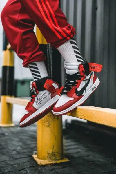 Off White x Nike Air Jordan 1 Chicago thu hút người nhìn bằng thiết kế độc đáo và màu sắc tươi sáng